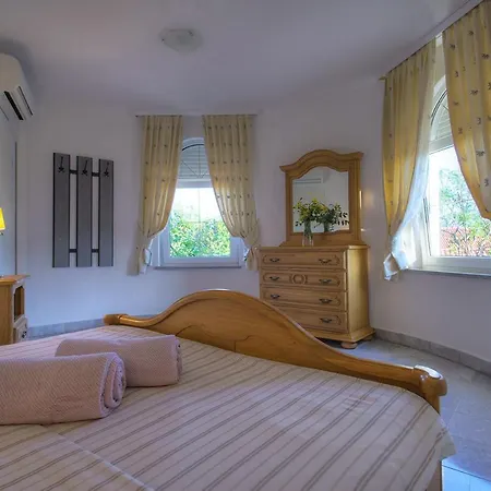 Buric Fw 2 Mit Garten Und Grill Apartament